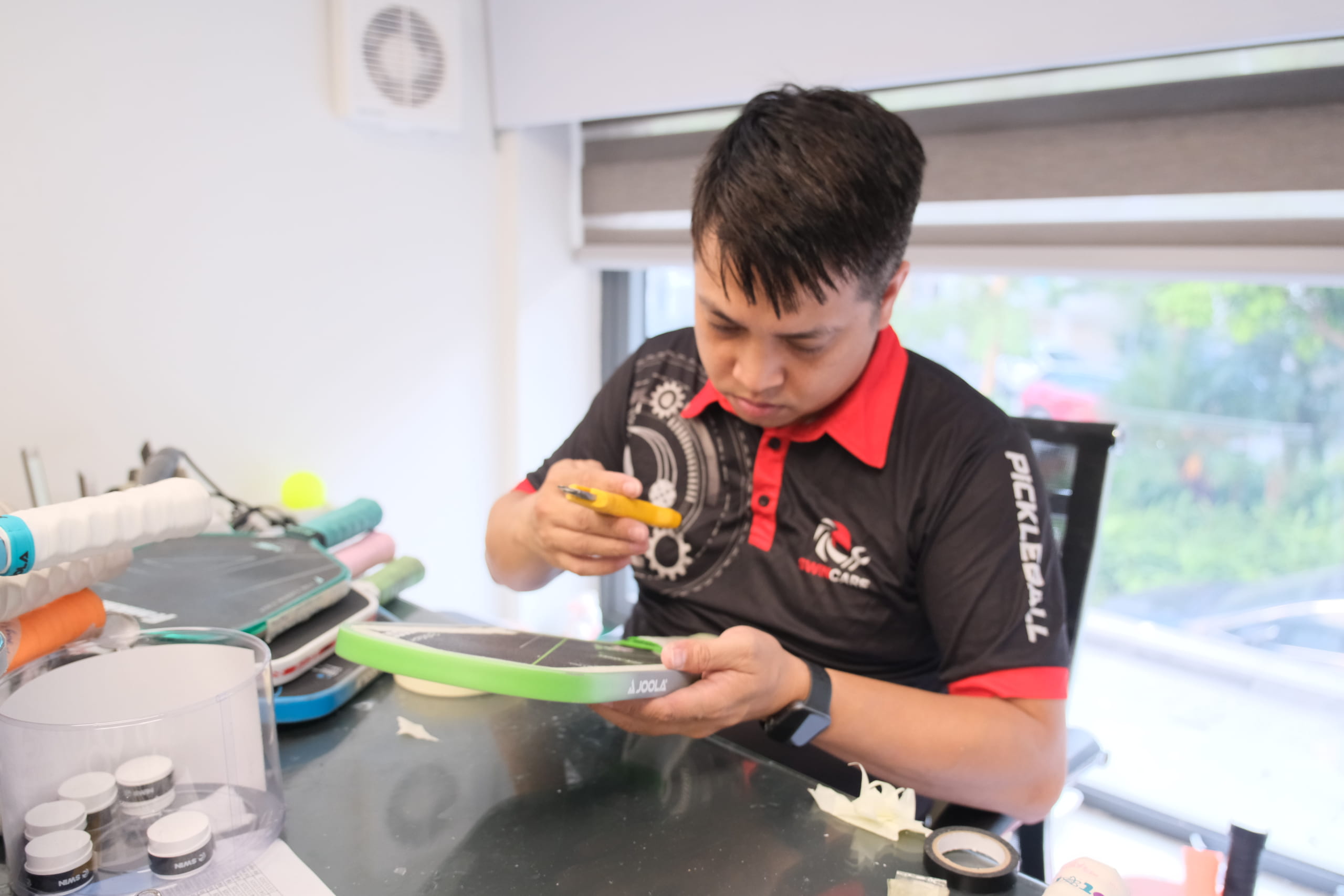 Kỹ thuật viên sửa vợt Pickleball tại Swin Care Hải Dương