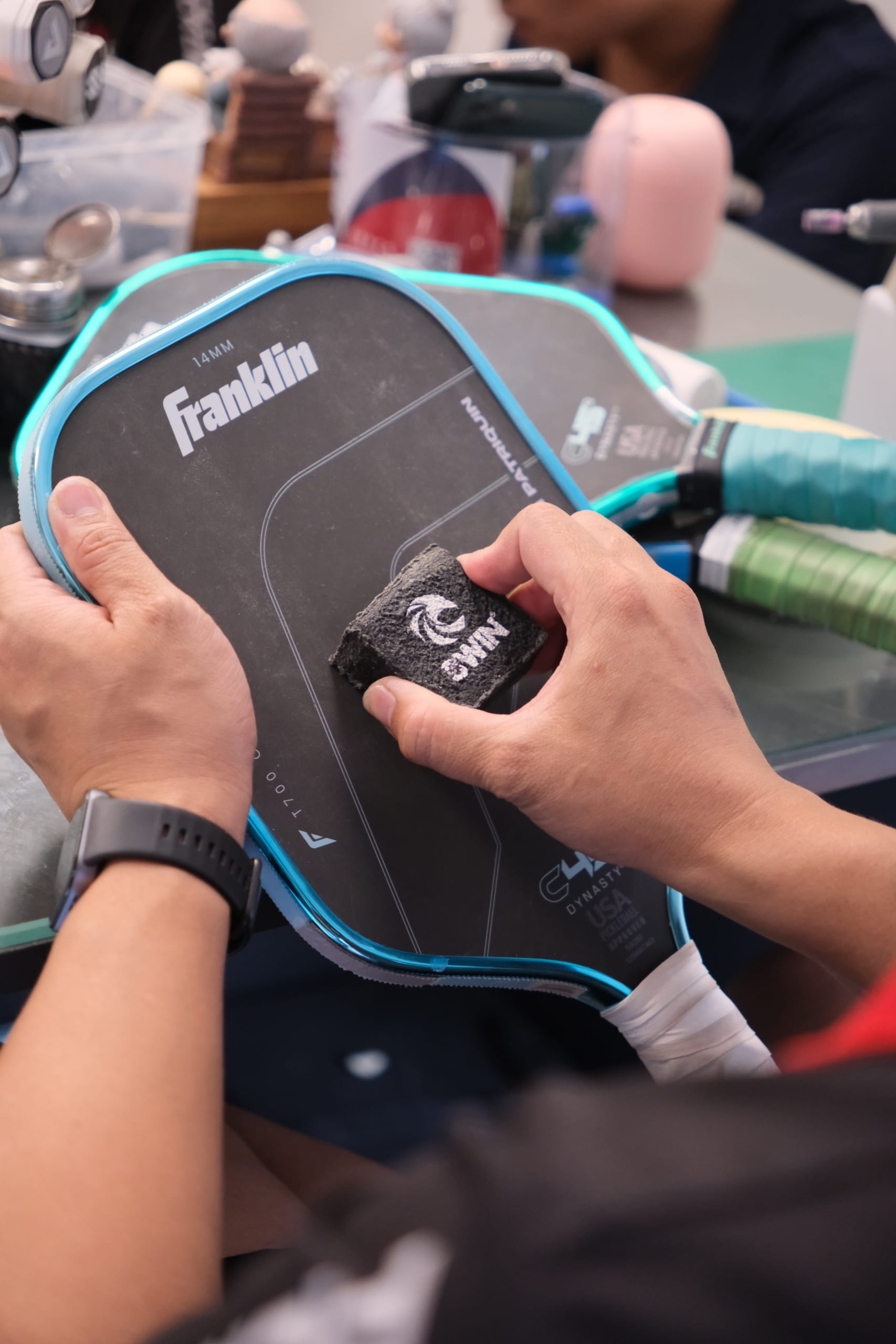 Vệ sinh mặt vợt tại nhà