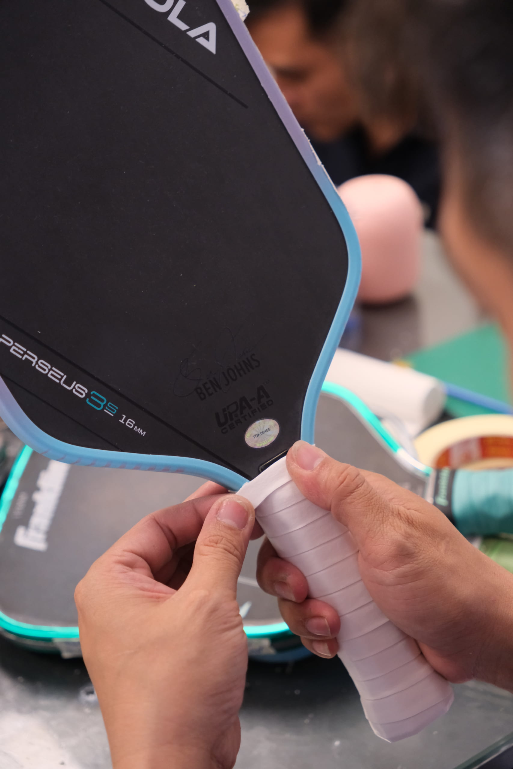 Thay bọc cán vợt tại nhà