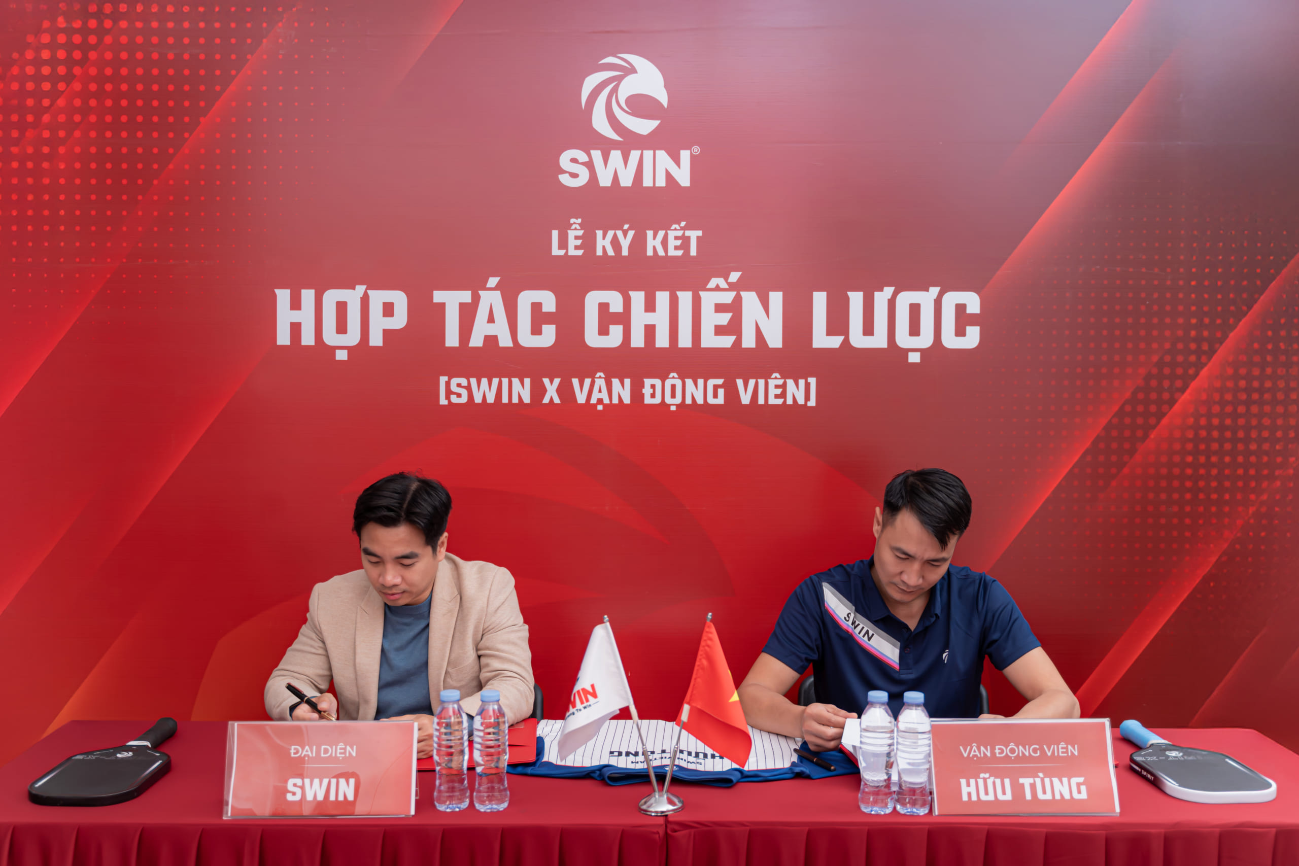 VĐV Hữu Tùng kí kết hợp tác cùng Swin Việt Nam